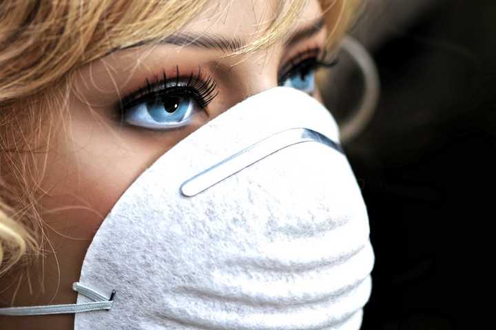 Nieuws week 5-2021 - dame blauwe ogen met mondmasker