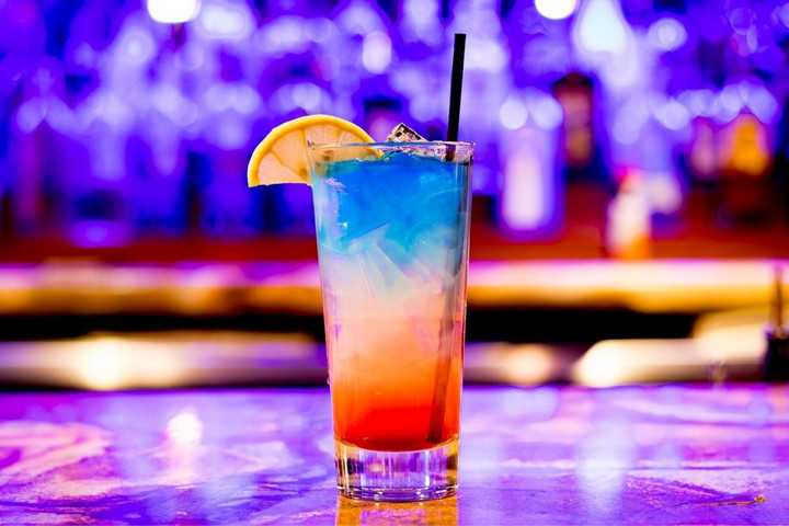 Horeca Tenerife binnen open - beeld van een kleurrijke cocktail