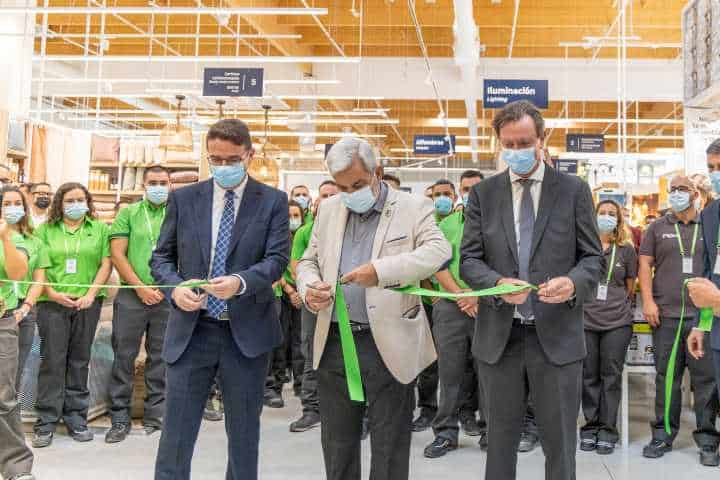 Burgemeester van Adeje knipt het lint door bij de opening van Leroy-Merlin
